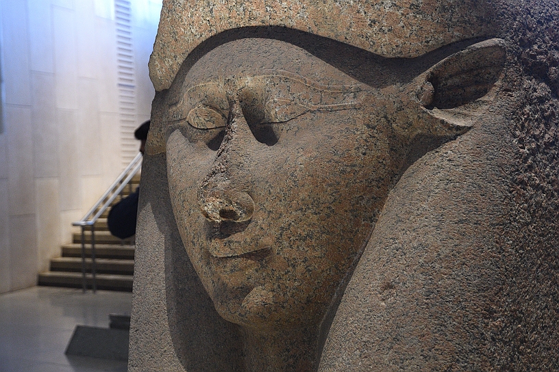 20 MAK_7062.jpg - Hathor, con le orecchie di vacca, scolpita in granito era venerata come dea della maternità, della gioia e dell’amore; è una delle divinità più importanti, figlia di Ra, a volte associata come sposa di Horus.